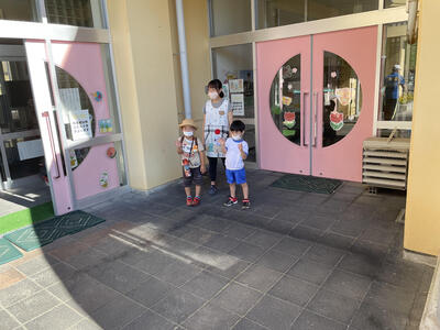 早く登園した園児も見送ってくれました。