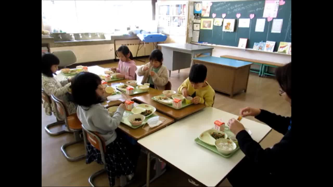 須田先生と1年生の給食