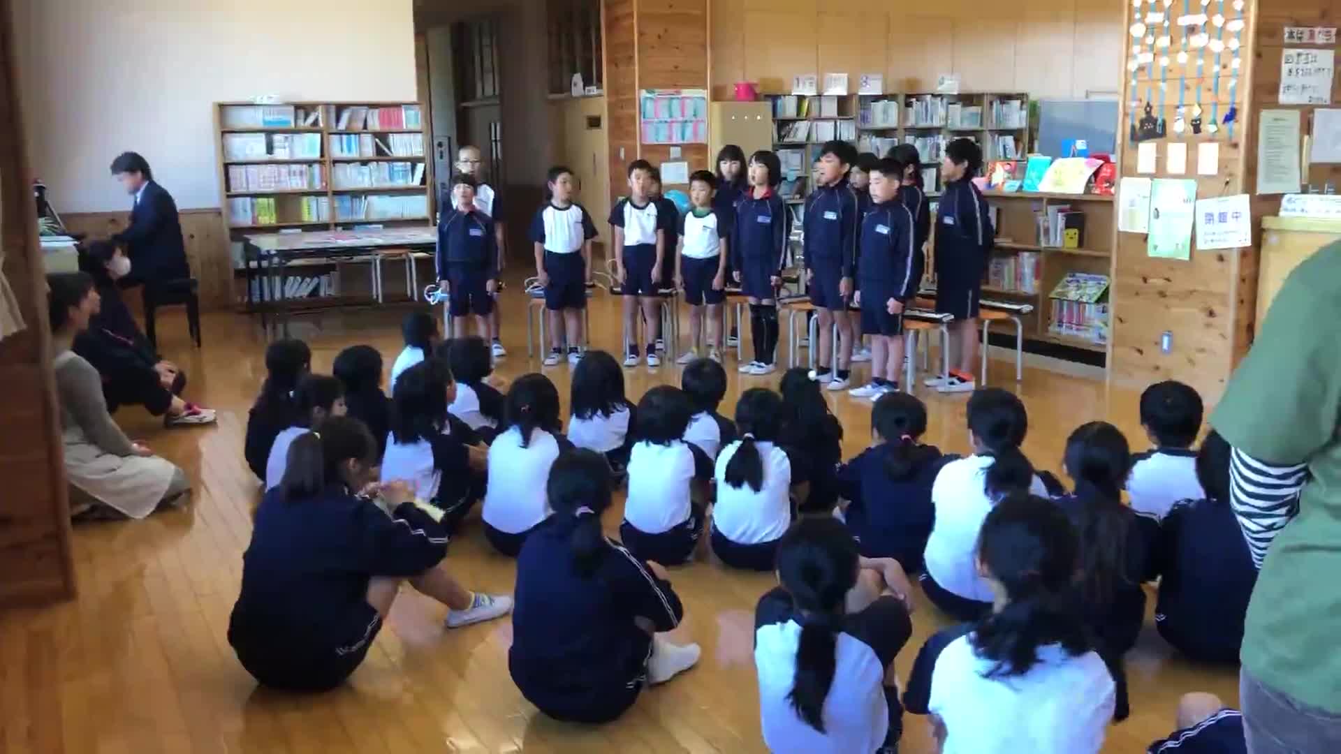 全校朝会３・４年生の歌発表