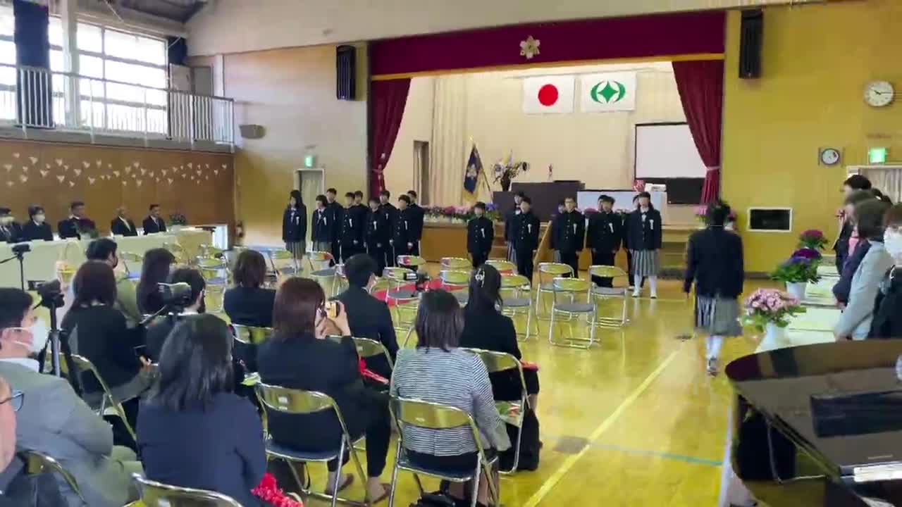 卒業証書授与式　～芦沢小学校　校歌斉唱～