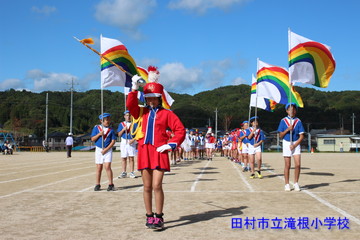 秋晴れに輝く～鼓笛演奏